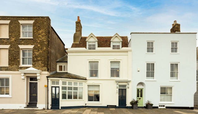 Located right on the seafront- large Georgian Gem