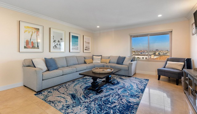 Located right on the Balboa Peninsula, few steps from the beach and the harbor.