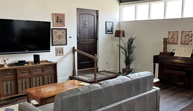 Located within in Old Town Albuquerque nWalking Distance to shops and museums