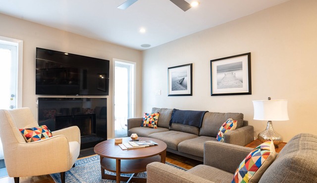 Location! 1 Block from Bayshore/SOHO/Hyde Park