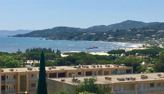 Location 2/3 p. proche du port de Bormes à 300 m de la plage, vue mer