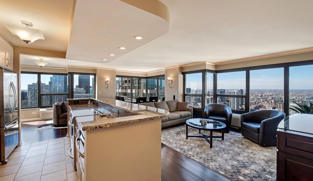 LOCATION! 2b/2b Condo, 51st Floor AMAZING Views, Pool and other Amenities!