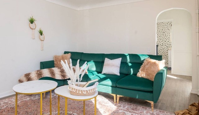 ~Location~ 3 Min to UOFM: Cozy Retro Art Deco Home