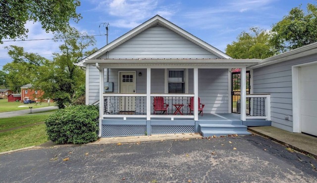 Location! 4 Miles to Broadway! Sleeps 4