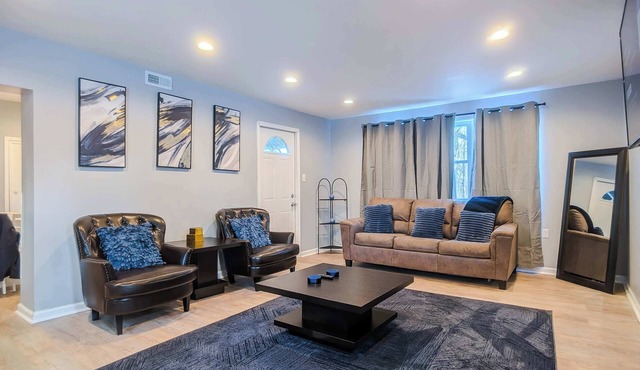 Location | 5 Roku TVs + Fast Wi-Fi | King Bed