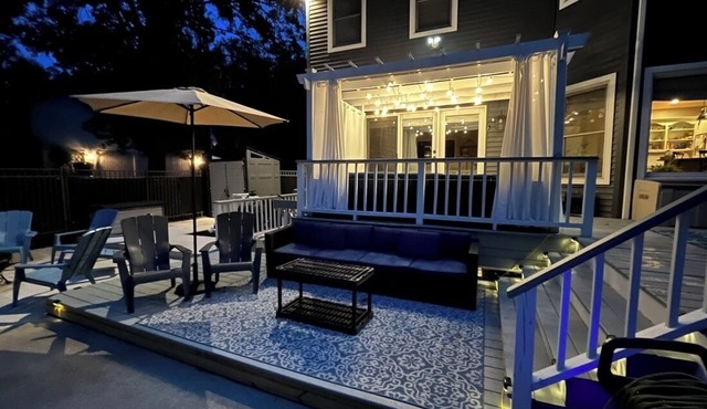 LOCATION A+ Large Home sleeps 15, walk to dinner & shopping, <10 min to ND!