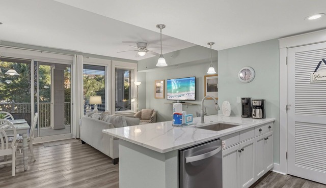 Location! Baytowne Wharf 1BR Unit w/Balcony, Pool, Hot Tub, Tram, Beach, Gym