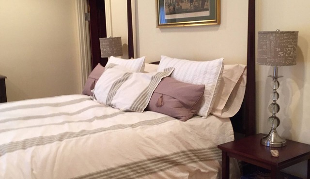 Location, Beauty & Free Parking In Downtown Capitol Hill!