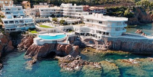 Location Cap Neree accès mer direct, piscine et jardin, Le Trayas entre Cannes et Saint-Raphaël