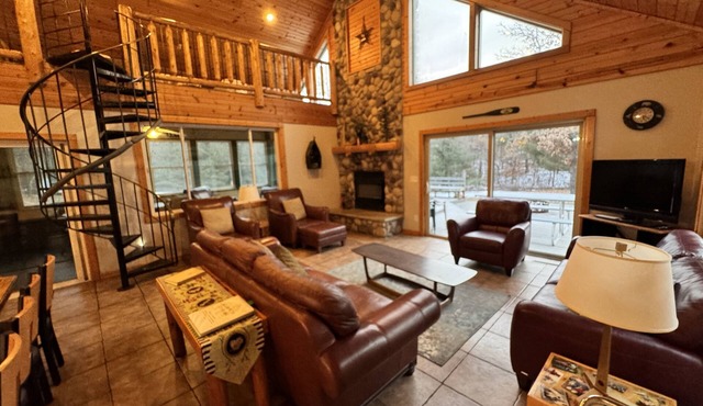Location! Castle Rock. WI Dells, Golf, 5 BDR 3 Bath, 10 Acres. Sleeps 18 in beds