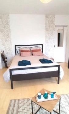 Location chambre spacieuse avec balcon et piscine