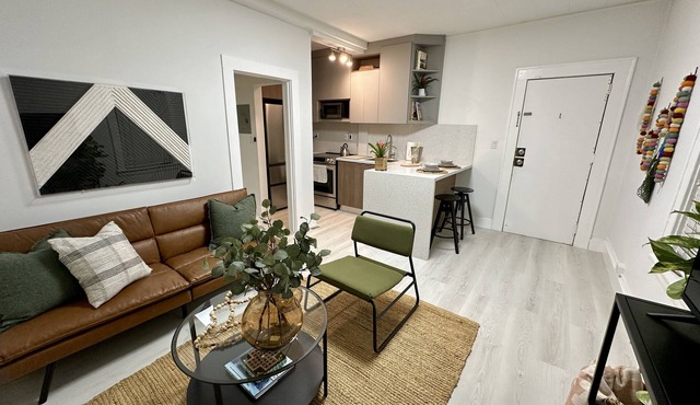 Location Close to Miracle Mile, Free Parking/WiFi