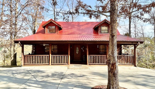 Location! Country Charm Lodge - Hot tub - Game room - Large Porch- Picnic Area