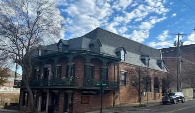 Location Domination-Victorian Apt.-1King-1Queen-2fullbaths