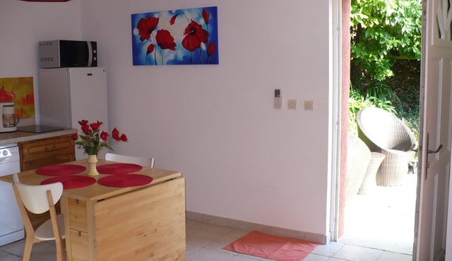 Location in the heart of the Esterel Mountains, halfway between Cannes and Frejus. 3 *
