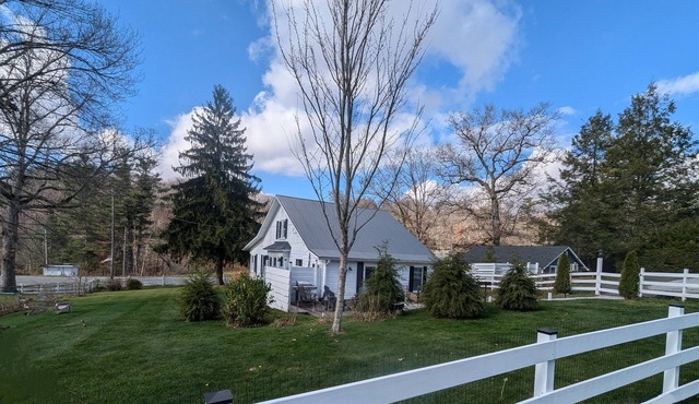Location! Hike, Golf, Tube, Raft, Mtns! Fenced-in yard, dogs allowed. 2 bd, 1 ba