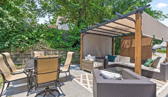 Location! Hot Tub, Pet Friendly, Downtown Living