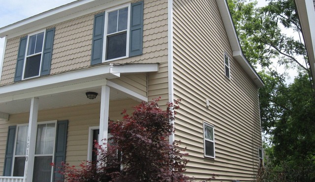 Location House - Charming 3-bedroom house near vibrant downtown and beaches