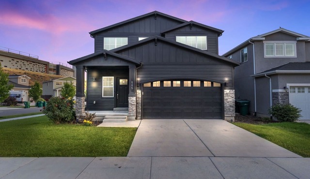 LOCATION! HUGE MODERN HOUSE 3BA/3BR BLUFFDALE