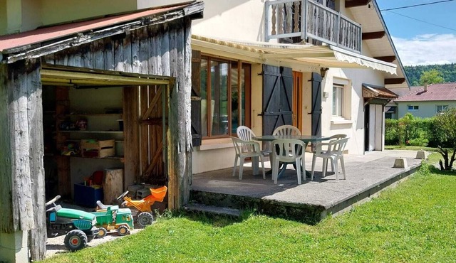 Location in the Jura 10 km from Champagnole and 6 km from Lac de Chalain