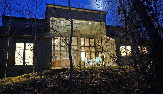 Location is Everything! Spacious, Cozy ~ Hot Tub w/ Private Stream