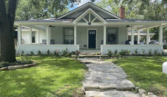 LOCATION - LARGE RENOVATED HISTORICAL HOME- SLEEPS 8- STEPS TO KYLE FIELD