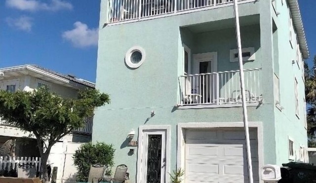 Location location! beach home with views of the ocean and Jax Bch pier