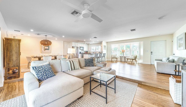 Location, Location! Stylish Home in Palm Beach!