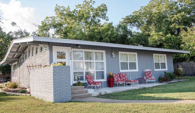 Location, Location! Only 2 Blocks to Downtown Main Street! New! Hot Tub!