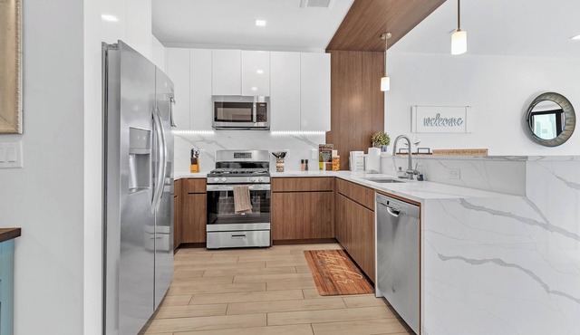 Location! Location! 2BR Free Parking - Easy Access to NYC