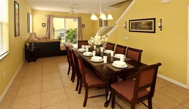 Location, Location!!! Elegant 3BD/2.5BA Towmhome, 1.5 miles to Disney Parks