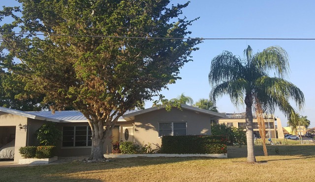 Location! Location! Gulf Access Villa in SE Area