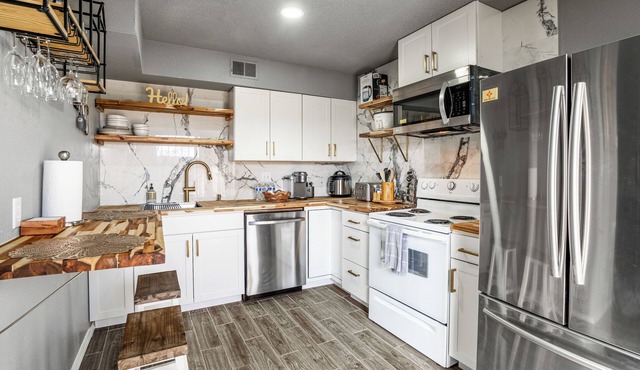 Location!Location.LUXE Condo w/JettedTub by ABQ Uptown at Kingfisher Housing