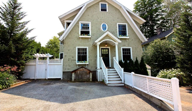 LOCATION! LOCATION! LOCATION! Elegant Acorn Cottage Awaits!