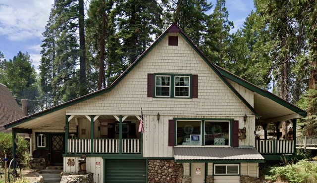 LOCATION, LOCATION, LOCATION! Charming West Village Cabin In Town- 2 Miles/Lake.
