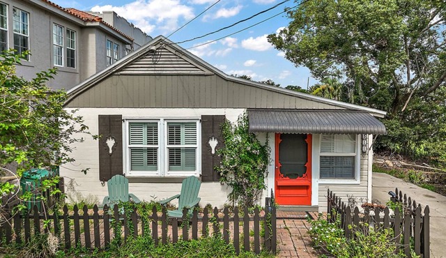 Location! Location! Location! In the middle of Downtown Mt Dora!