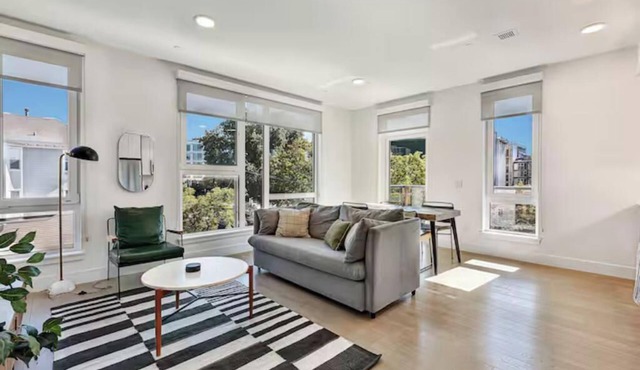 Location, Location, Location - SOLIS Capitol Hill - Enjoy Rooftop Views and AC