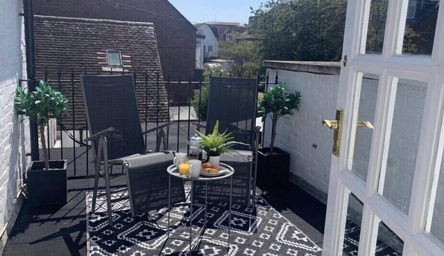 * LOCATION * LOCATION * LOCATION * ONLY 5 MINUTES WALK TO POOLE QUAY *