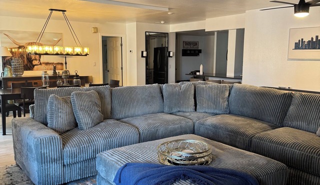 Location, Location, Location HUGE 2000 Sq Ft Condo 17TH Floor Views - Sleeps 8
