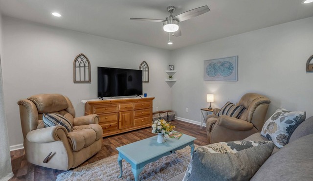 Location! Location! Minutes to all shopping and your favorites restaurant!