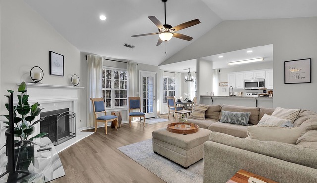 Location, Location! Minutes away from Mall of GA!