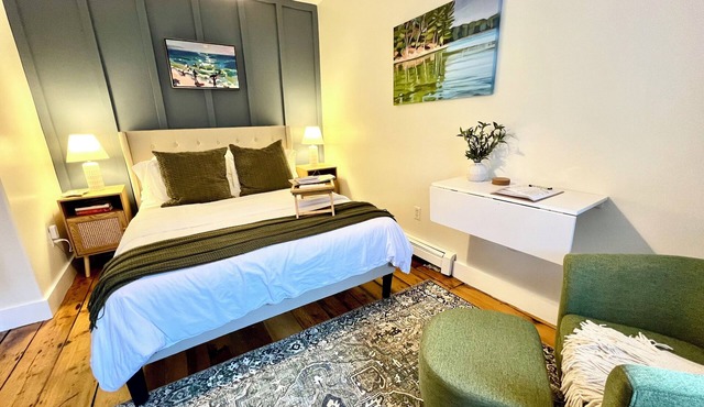 Location, location! Prime- West End Studio. Walkable to entire city!