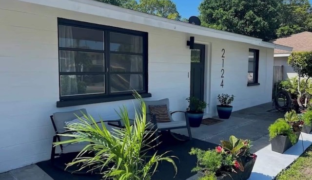 Location, Location! Sarasota Rambler Downtown MidMod Stay