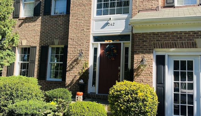 Location Location, spacious 5Br 4 bath house in oldtown w/hot tub & firepit.