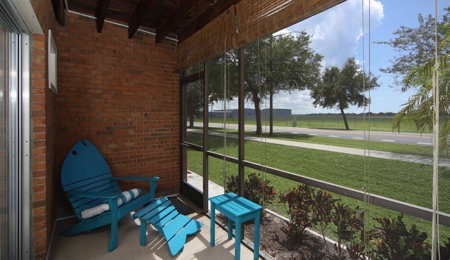 LOCATION! LOCATION! Walk to the beach, pier, golf, restaurants on Venice Island