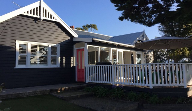 Location & Luxe in 'Barwon Heads Central' - Beach, Pub & Cafes at the door .