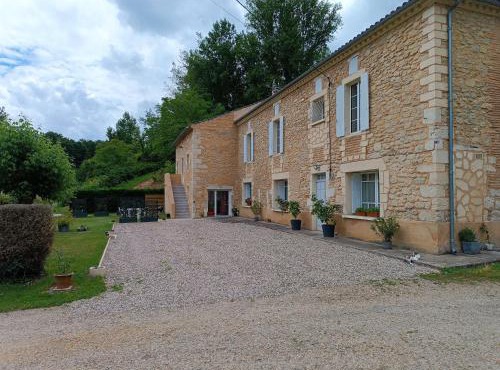 Location meublée au milieu d'un écrin de verdure Aux vieux fours