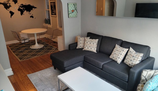 LOCATION! Mins to downtown! Fulton mkt/Noble Square, FREE PARKING & LAUNDRY