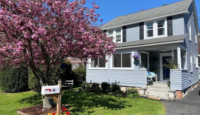 Location! Move in ready.Walk to train, beach, resta, gym. Long term special rate