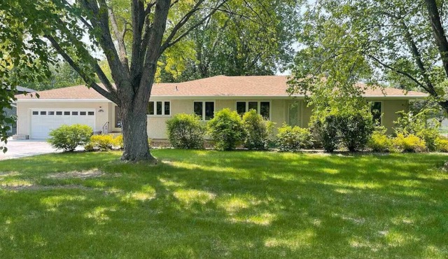 LOCATION! Near Hospital. 2 Bath, 3-bedroom house in delightful St. Cloud.